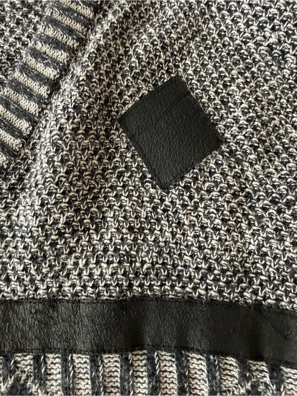 Aspetuck Trading Co. Men's Grey Patterned V-Neck Sweater- Medium
